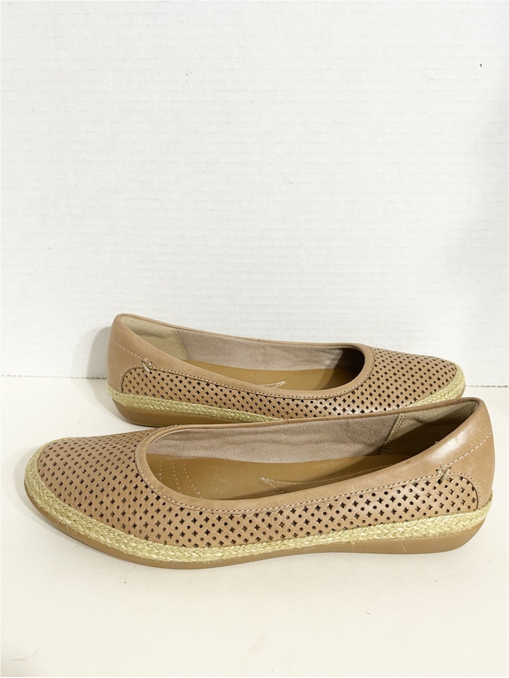 Clarks Collection Cushion Soft Beige Perforated Espadrille Flats Women’s 7.5 M - Picture 4 of 11